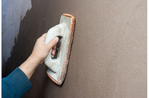 Нужно ли шпаклевать потолок перед покраской и как?